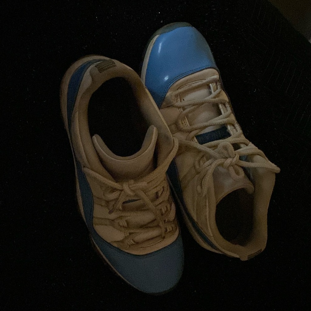 Air Jordan 11 Retro Low 'UNC little scratch
